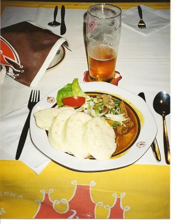 Detta är inte bigos utan den centraleuropeiska rätten knödel (här tjeckisk "brödknödel").